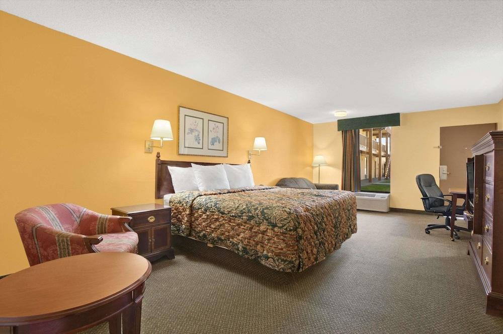 Days Inn By Wyndham Burleson Ft. Worth Bagian luar foto