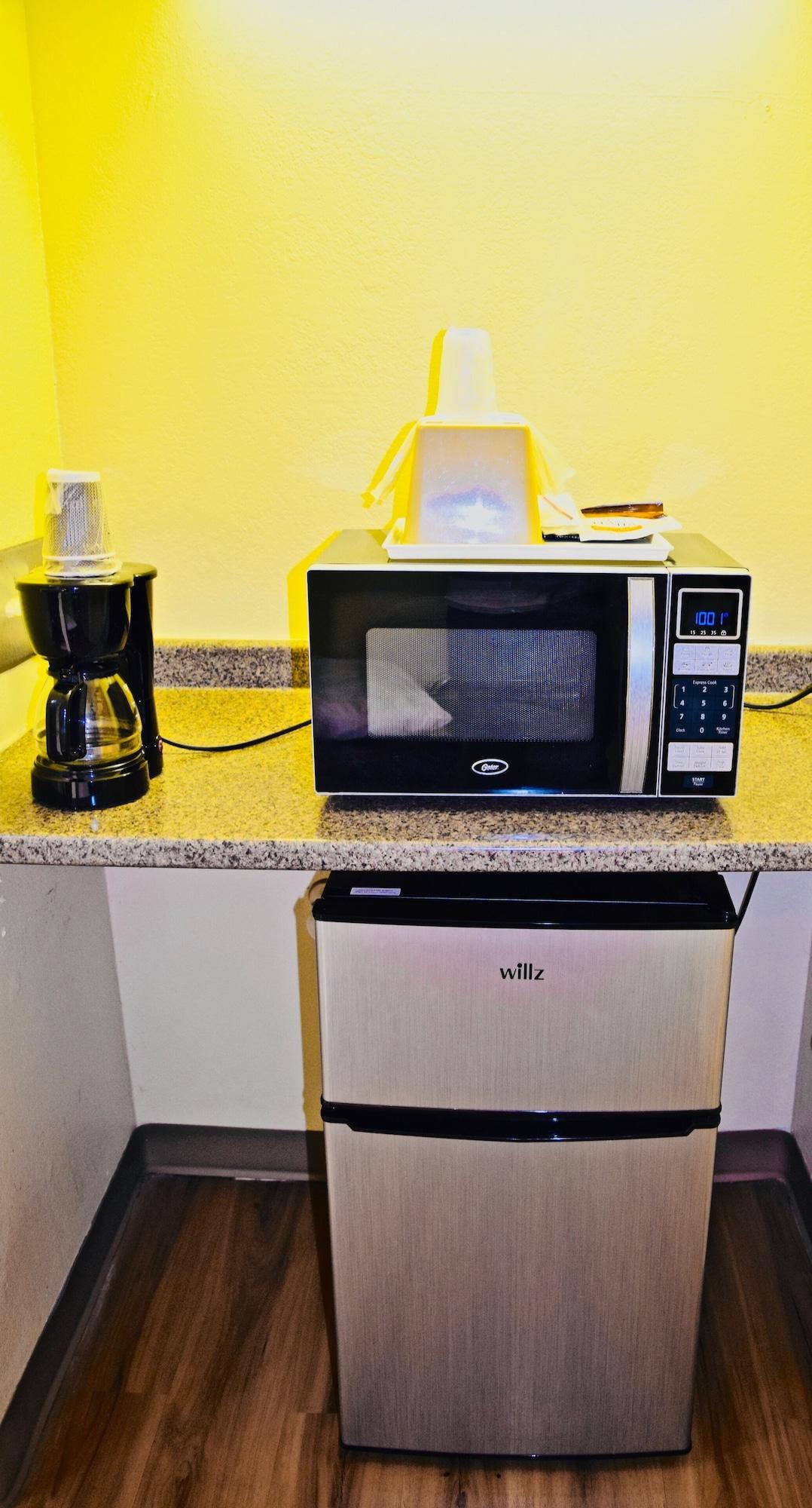 Days Inn By Wyndham Burleson Ft. Worth Bagian luar foto