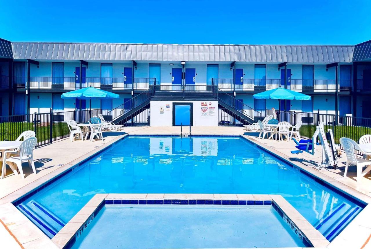 Days Inn By Wyndham Burleson Ft. Worth Bagian luar foto